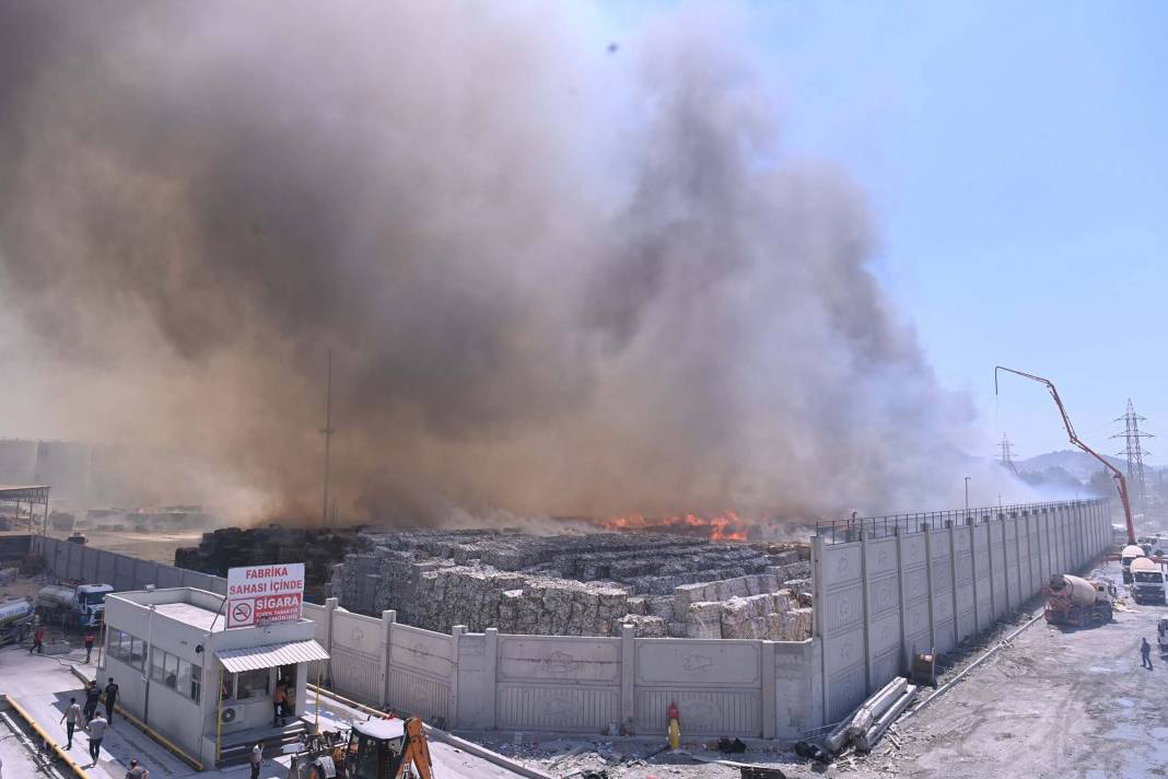 Aydın’da 5 gündür süren fabrika yangın kısmen kontrol altına alındı 15